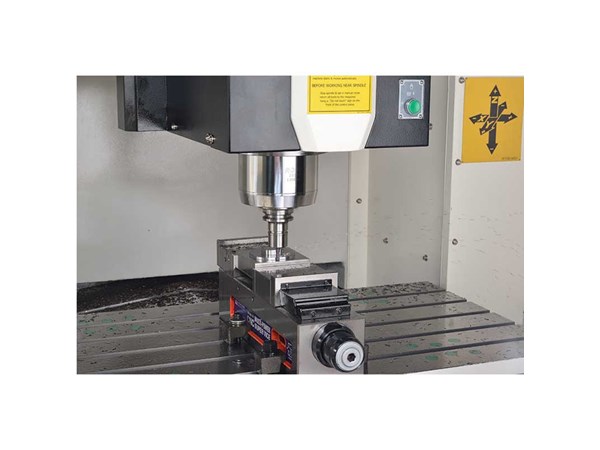 Manford VF-700 Vertical Machining Center